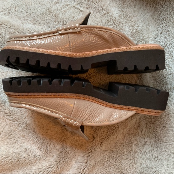 NIB Donald Pliner Hillie Lug Sole Loafer in Tan Mushroom Crinkle Patent 8 - Picture 5 of 10